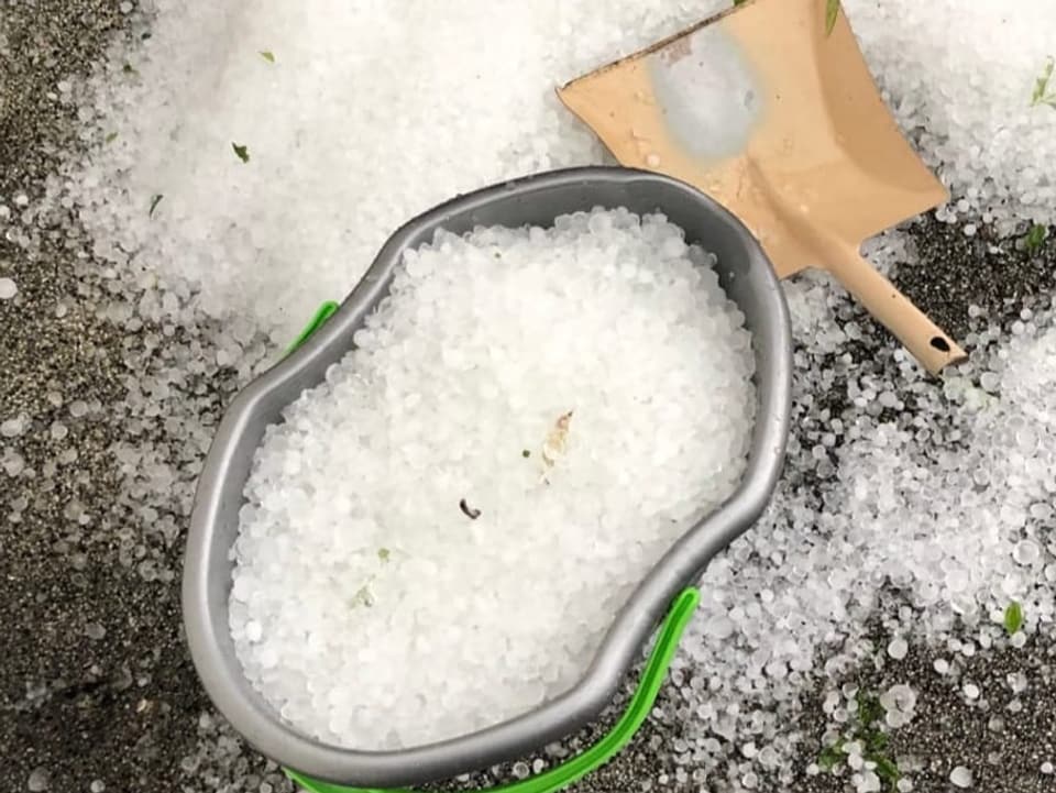 Hagel in Putzeimer mit Schaufel