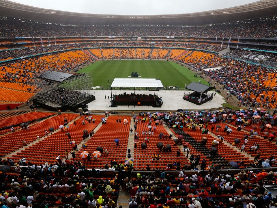 Blick auf das halbgefüllte Stadion von Johannesburg.