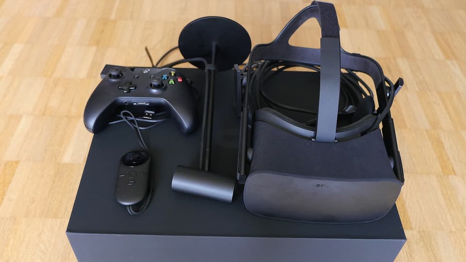 Die «Oculus Rift» besteht aus Brille, zwei Controllern und einem Kamera-Sensor.