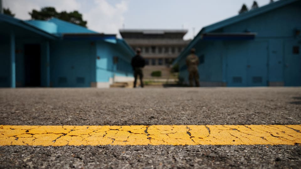 Die Grenzlinie in der entmilitarisierten Zone zwischen Nord- und Südkorea 