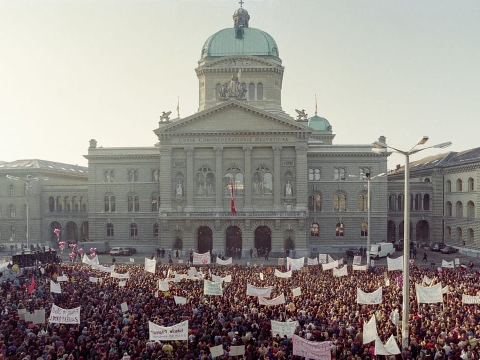 Nach der Nicht-Wahl von Bundesratskandidatin Christiane Brunner demonstrieren am 10. März 1993 hunderte von Menschen.