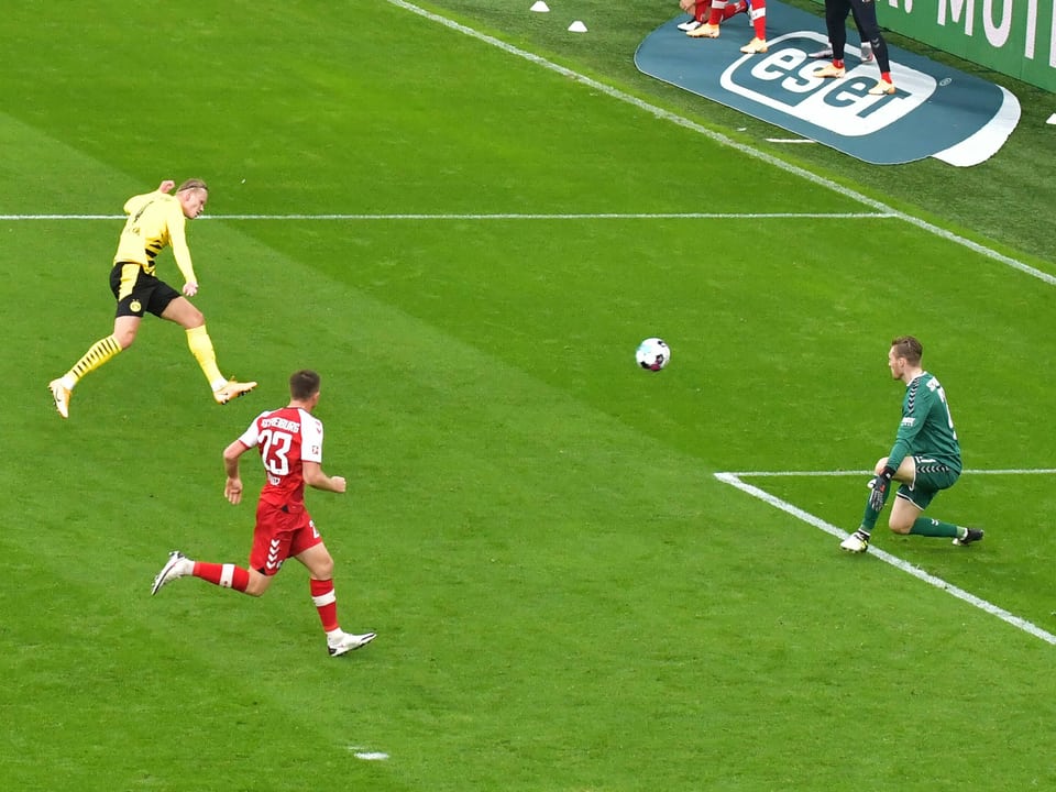 Was passiert Sekunden nach dieser Szene? Kinderspiel! Dortmunds Erling Haaland erzielt (mal wieder) ein Tor. Es ist das 3:0 gegen den SC Freiburg.