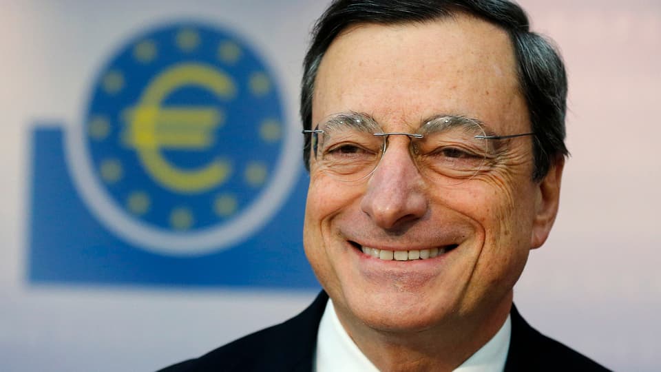 Porträt eines lächelnden Mannes vor einem Euro-Zeichen. 