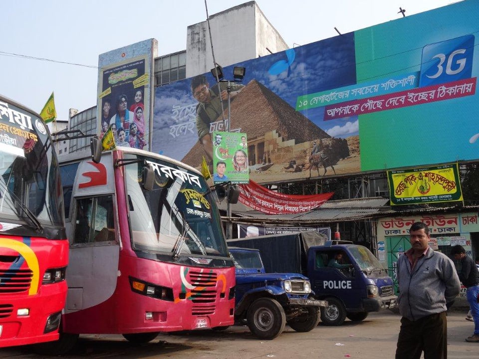 Auf dem Busbahnhof in Dhaka stehen zurzeit alle Busse still. 