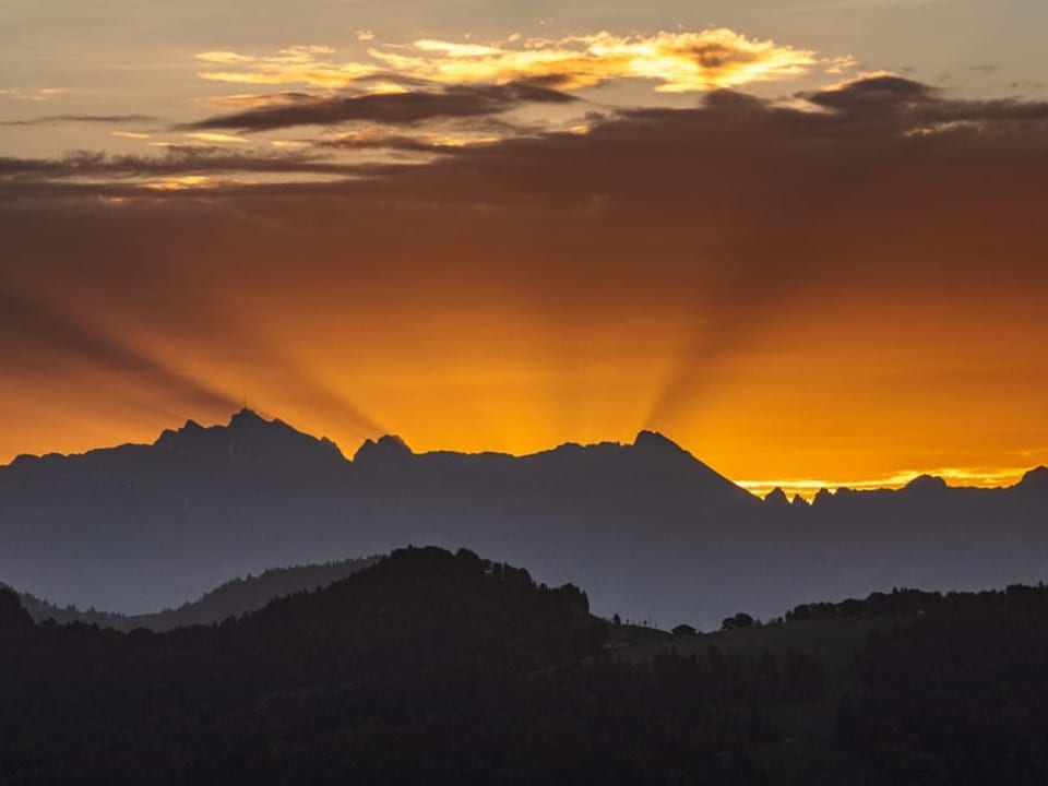 Morgenrot und Sonnenstrahlen über dem Alpstein.