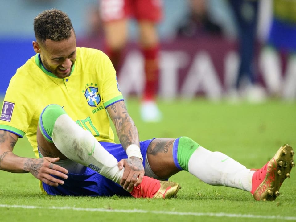 Neymar liegt am Boden.
