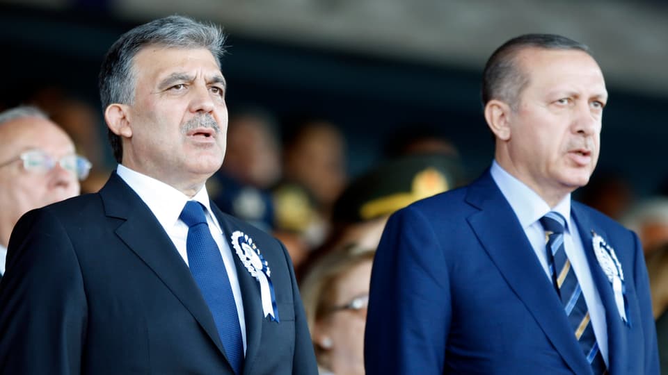 Gül und Erdogan stehen nebeneinander und singen die türkische Nationalhymne.