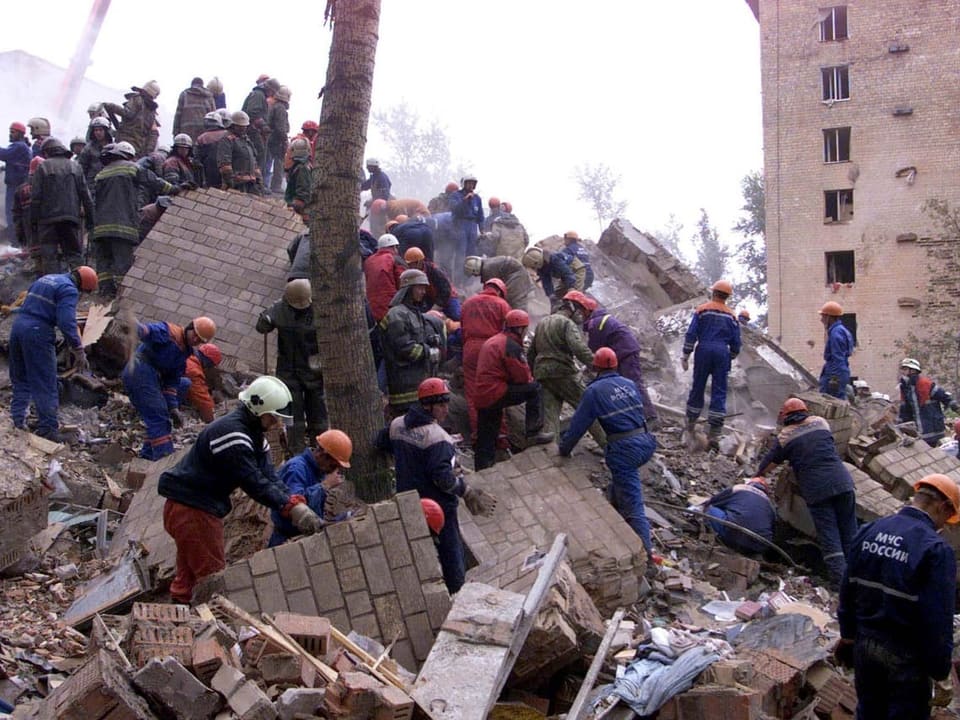 Rettungskräfte durchsuchen Trümmer