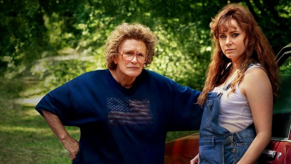 Glenn Close und Amy Adams, verkleidet als arme Leute für das Rührstück «Hillbilly Elegy».