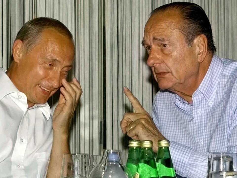 Frankreichs Präsident Jacques Chirac sein russischer Amtskollege Wladimir Putin unterhalten sich vergnügt 2002 in Sotchi. (reuters)