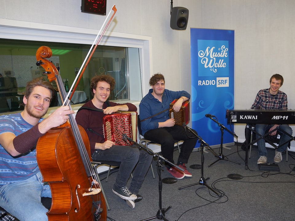Eine Volksmusikformation mit vier jungen Musikern.