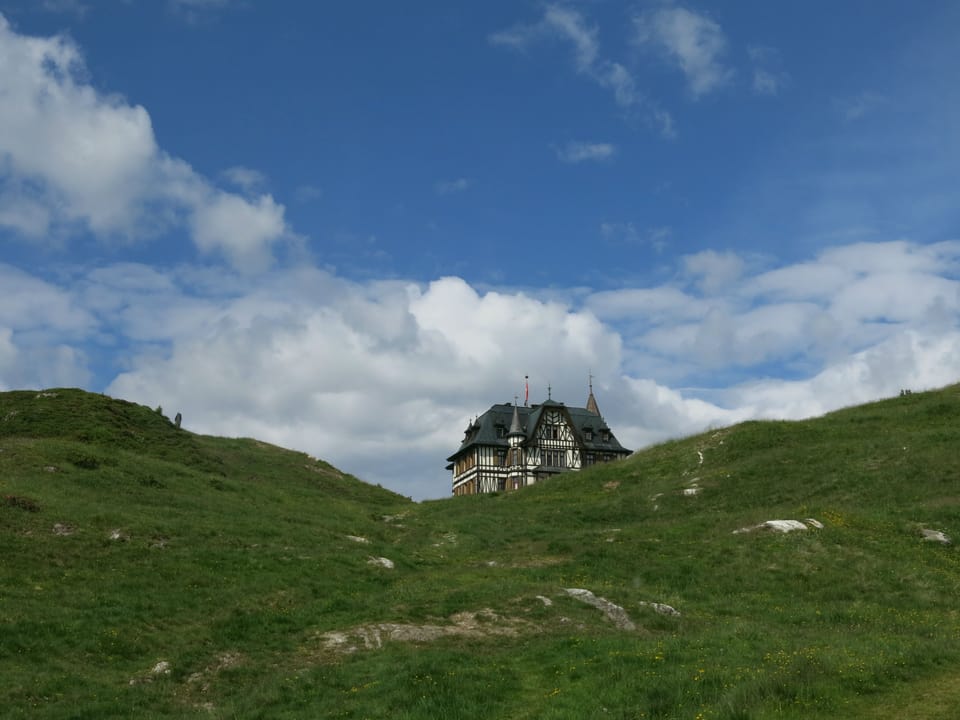 Blick auf die Bergvilla Cassel von der Ferne.