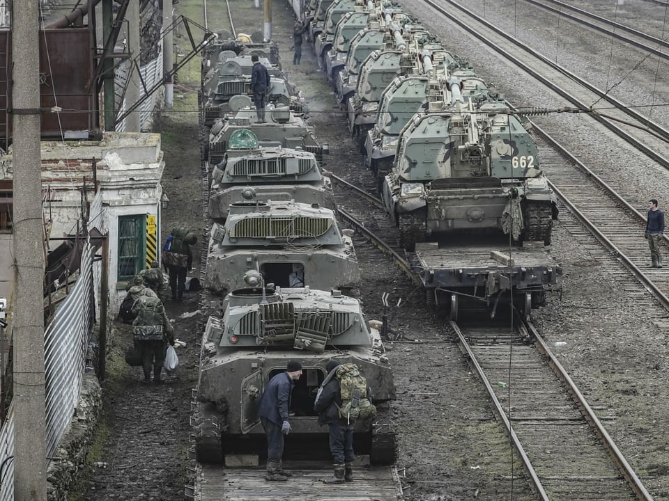 Panzer auf einer Gütereisenbahn werden abgeliefert.
