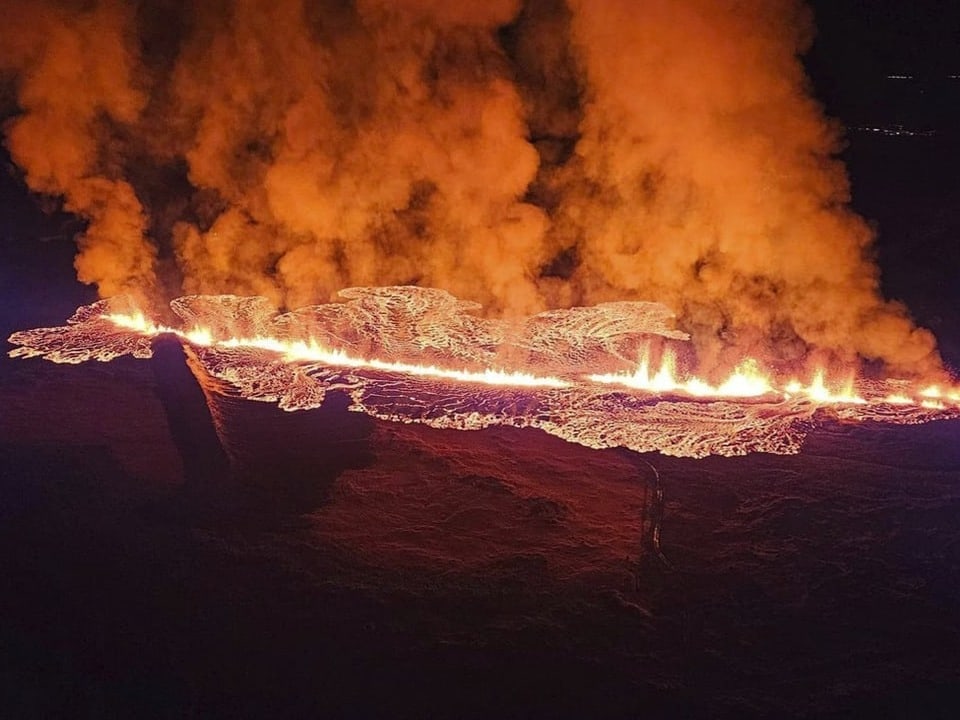 Lava tritt aus einem Riss im Boden aus, Luftaufnahme