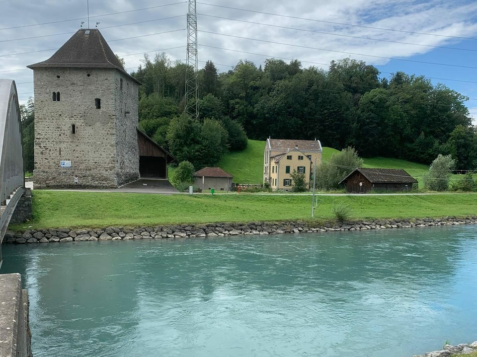 Mittelalterliche Burg an Fluss. 