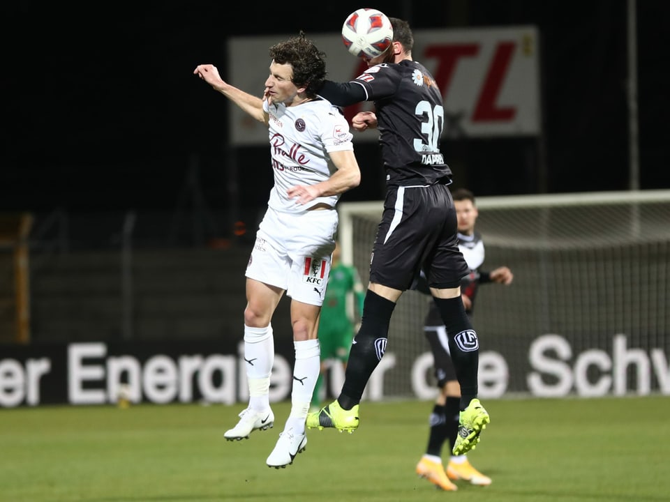 Wer setzt sich durch? Servettes Miroslav Stevanovic (l.) und Luganos Fabio Daprela.