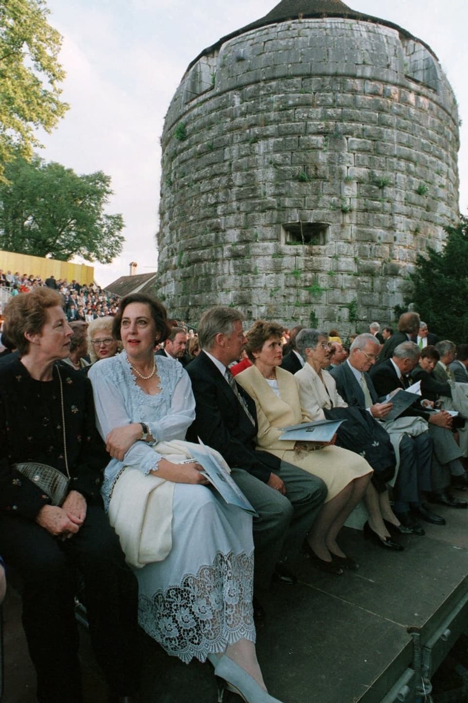 Opern-Zuschauer vor historischem Turm