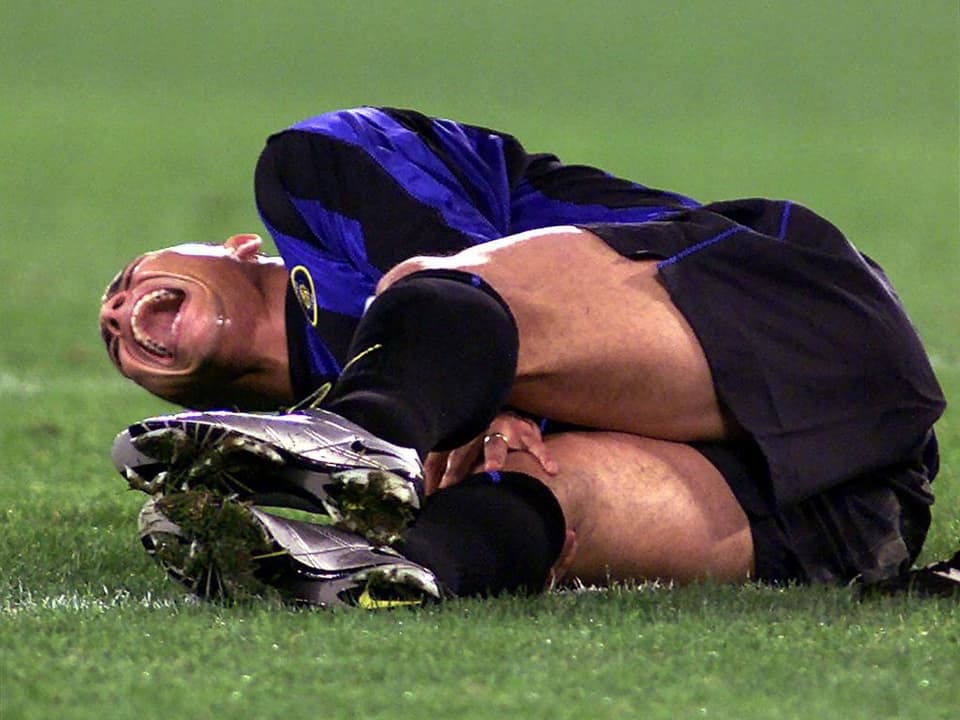 Ronaldo liegt im Interdress mit Schmerzen auf dem Rasen und hält sich da rechte Knie.