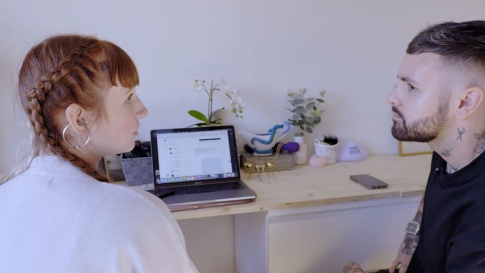 Livio (Host) und Mrs. Nice sitzen vor einem Laptop