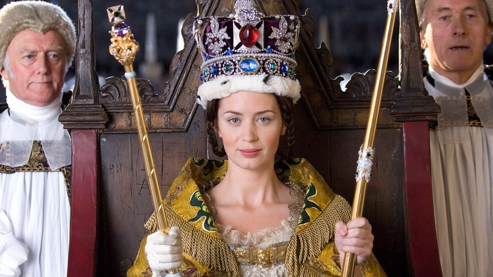 Emily Blunt als Victoria mit Krone und Zepter