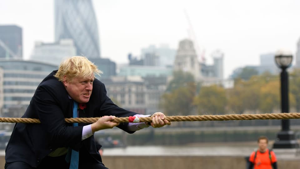 Johnson zieht an einem Seil.