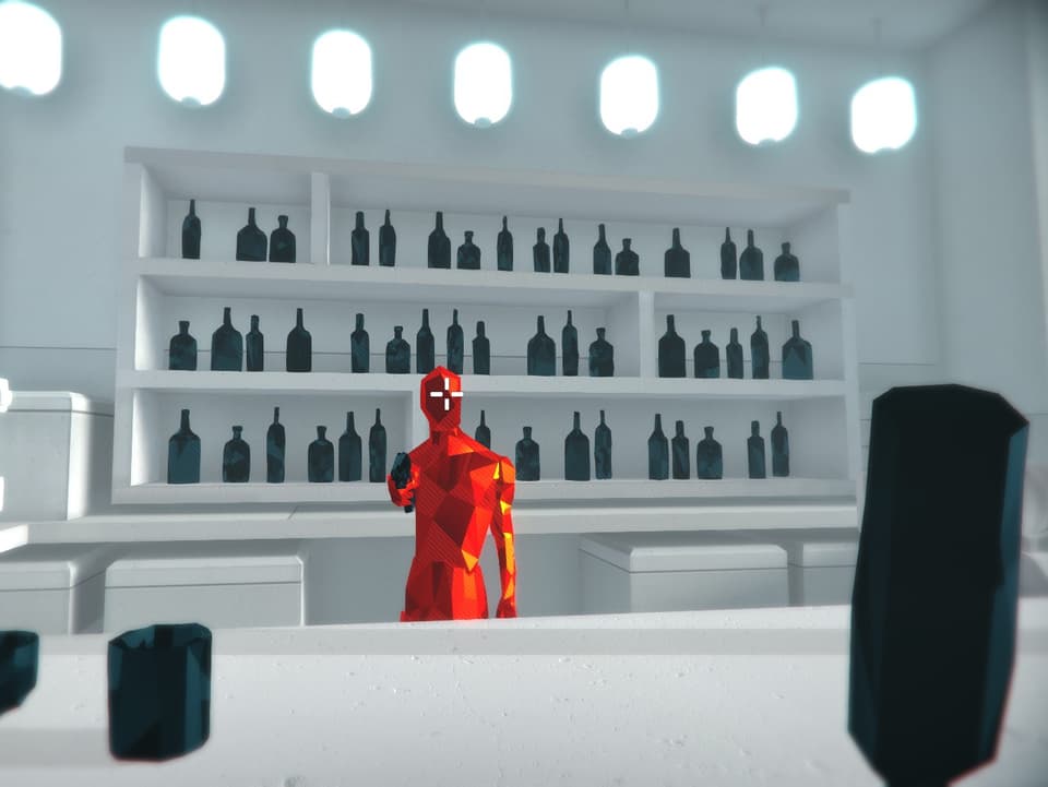 Eine Bar mit rotem Gegner, meine Figur hält eine schwarze Flasche in der Hand.