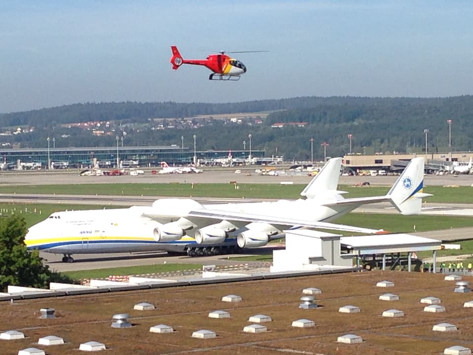 Die Antonov An-225 auf dem Flughafen Zürich parkiert