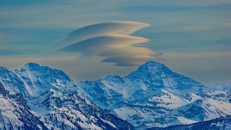 Föhnwolken über dem Berner Oberland