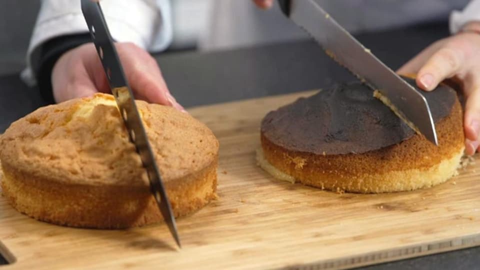 Zwei Kuchen nebeneinander werden aufgeschnitten