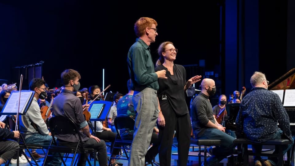 Musikerinnen und Musiker auf einer Bühne.