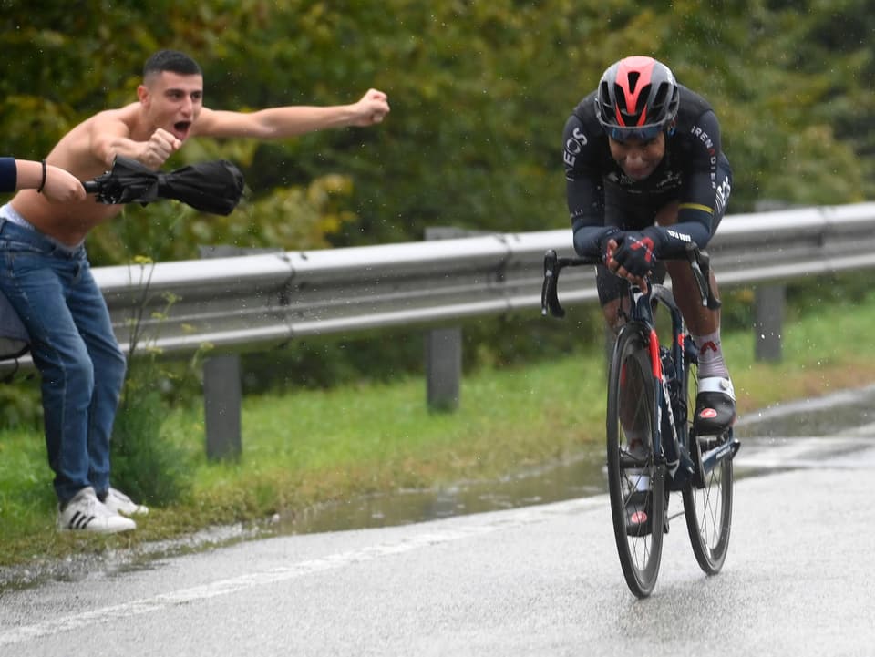 Jhonatan Narvaez feiert seinen 1. Giro-Etappensieg solo.