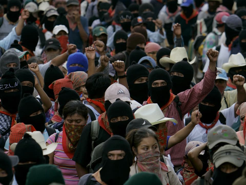 Maskierte Teilnehmer an einem Marsch.