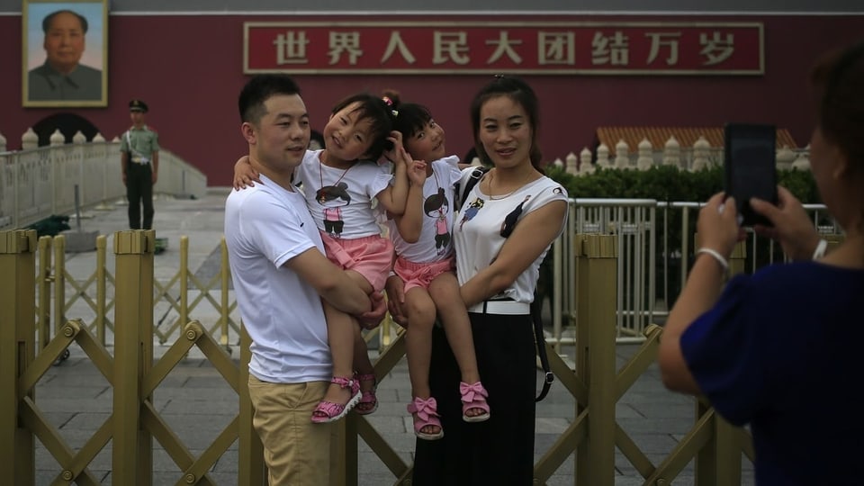 Paar mit zwei Mädchen posiert vor der verbotenen Stadt in Peking