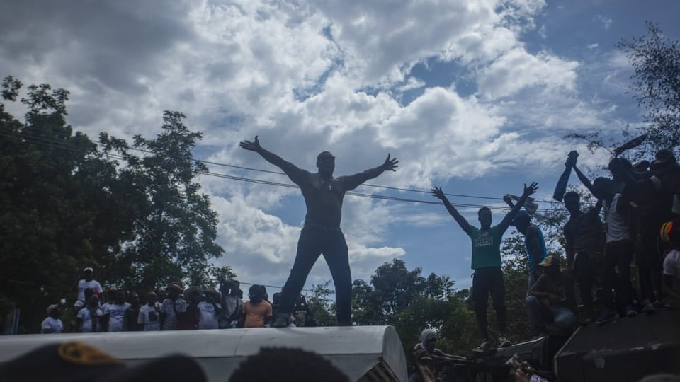 Demonstrierende fordern, dass Ex-Präsident Bertrand Aristide wieder in Haiti an die Macht kommt.
