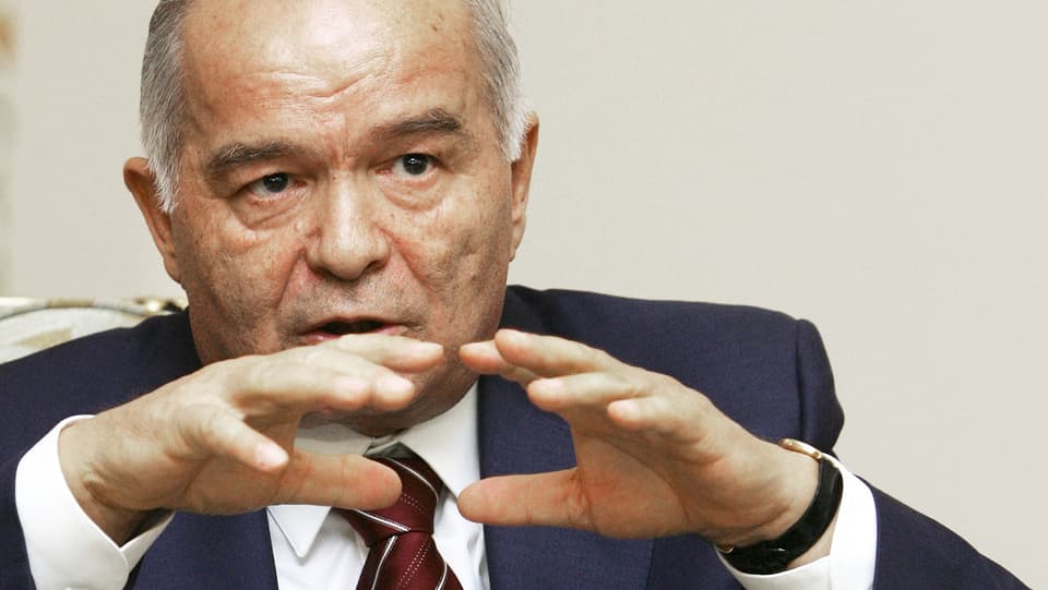 Der frühere usbekische Präsident Islom Karimov gestikuliert mit den Händen.