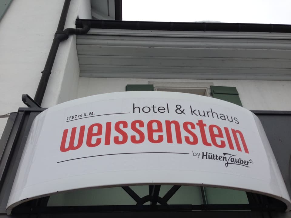 Logo über dem Eingang des Kurhauses Weissenstein.