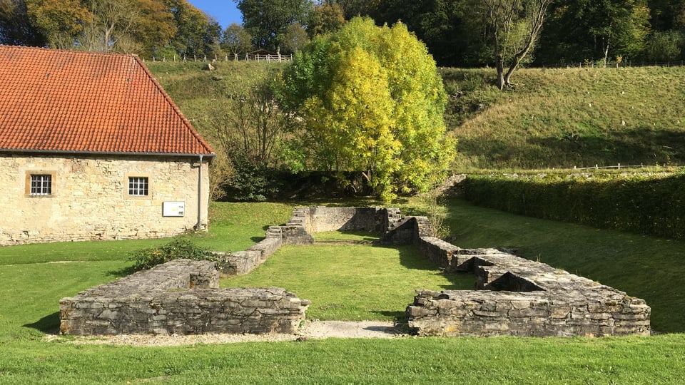 Ein kleiner Friedhof auf einem Rasen