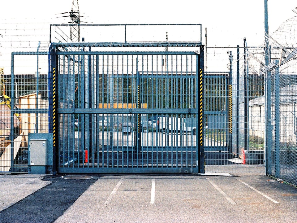 Eingangstor zum Gefängnis Bässlergut.