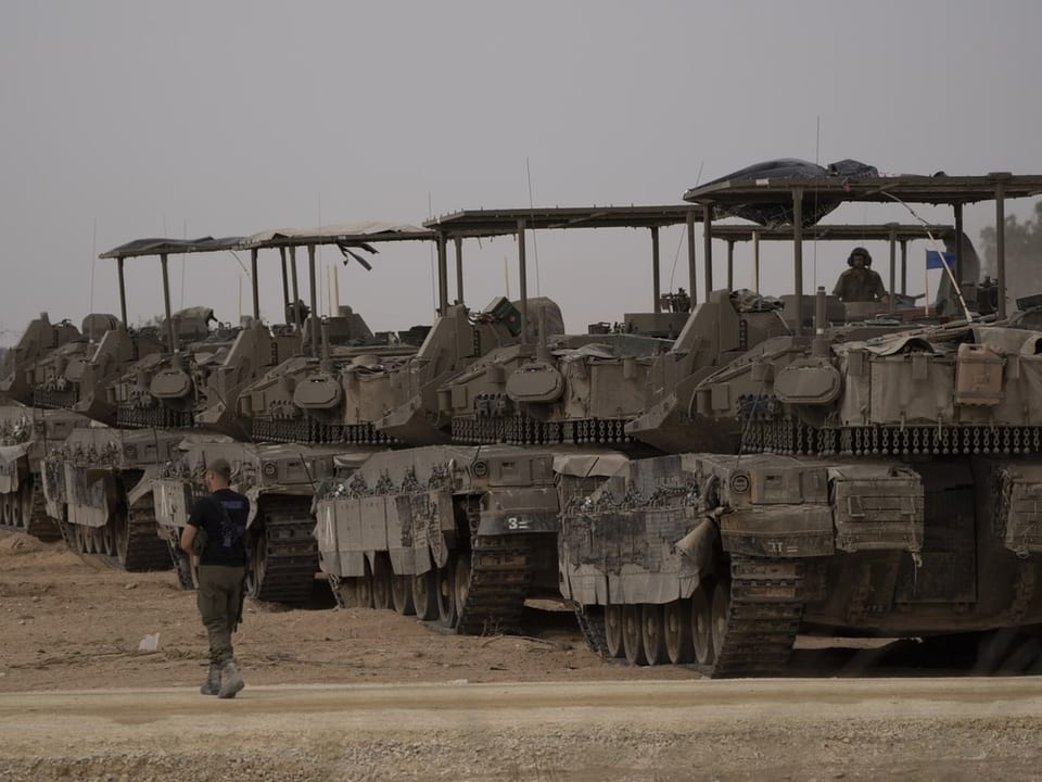 Mehrere Panzer stehen nebeneinander.