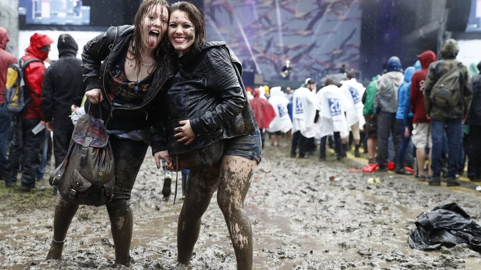 Zwei glückliche Openair-Besucherinnen im Schlamm.