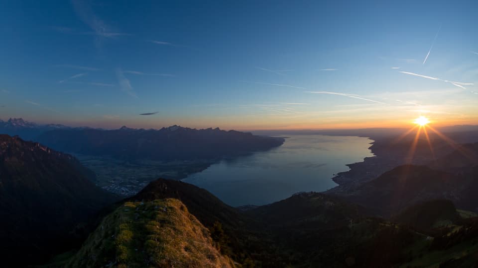 Mit dem Sonnenuntergang beginnt die Dämmerung. Blick vom Rochers de Naye über den Genfersee.