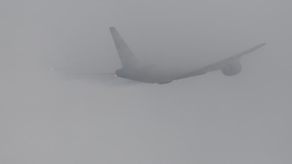 Eine Boeing 777-200 startet bei Nebel am Flughafen von Hanoi, Vietnam. (reuters)