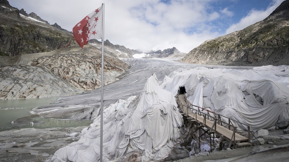 Die Eisgrotte am Rhonegletscher wird mit Planen abgedeckt, um sie vor dem Schmelzen zu schützen.