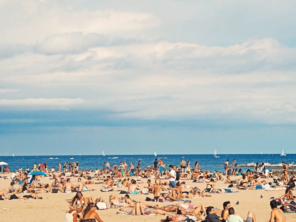 Ein Strand in Barcelona. 