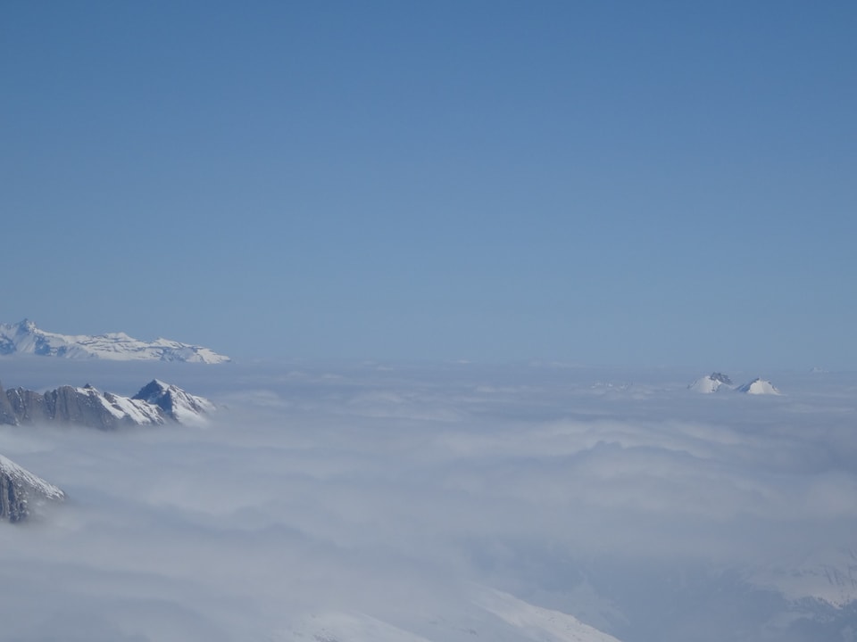 Nebelmeer und einzelne Bergspitzen