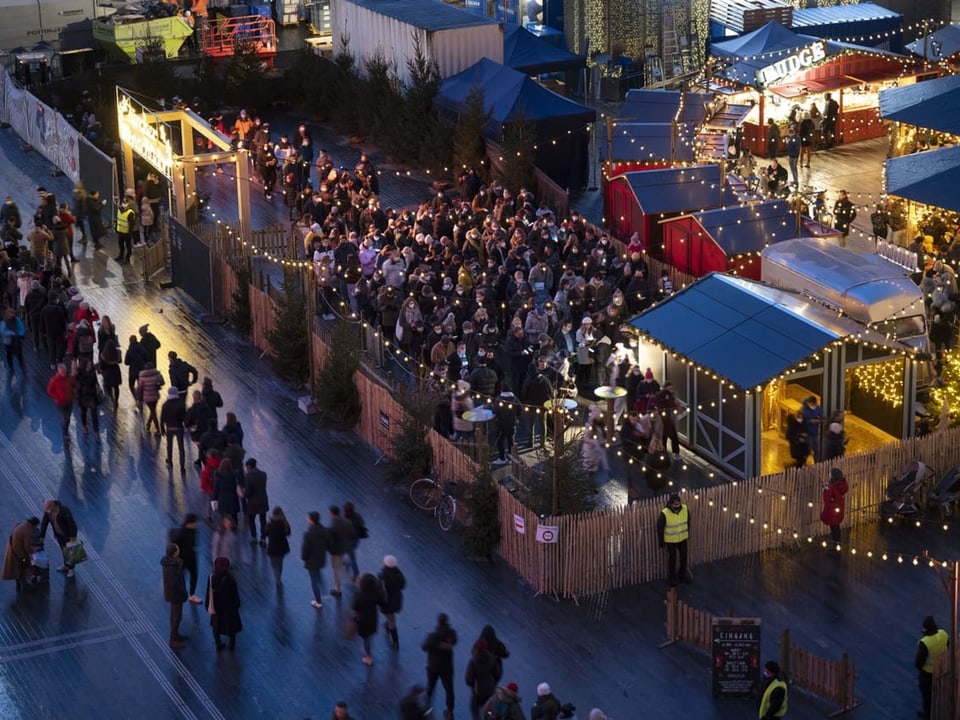 Lange Schlangen vor dem Zürcher Weihnachtsdorf