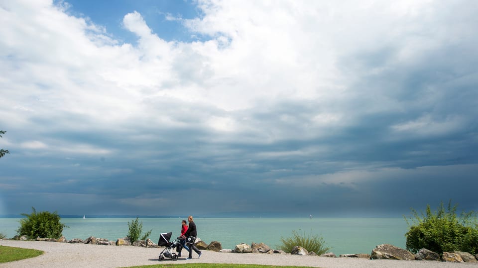 Junges Eltern-Paar am Bodenseeufer in Romanshorn