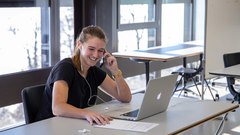 ... auch Adina, 25, spricht persönlich mit dem Sportmoderator, ...