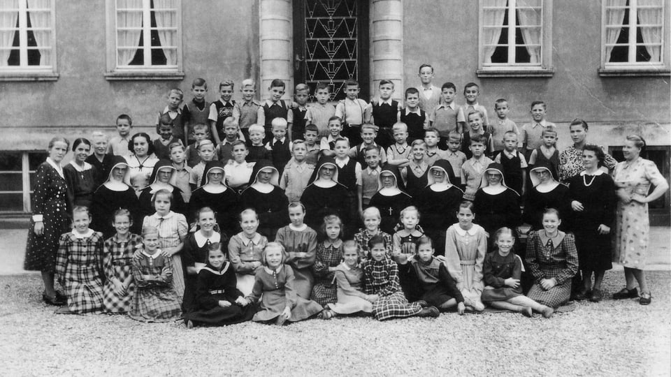 Ein Gruppenfoto von Kindern und Nonnen.