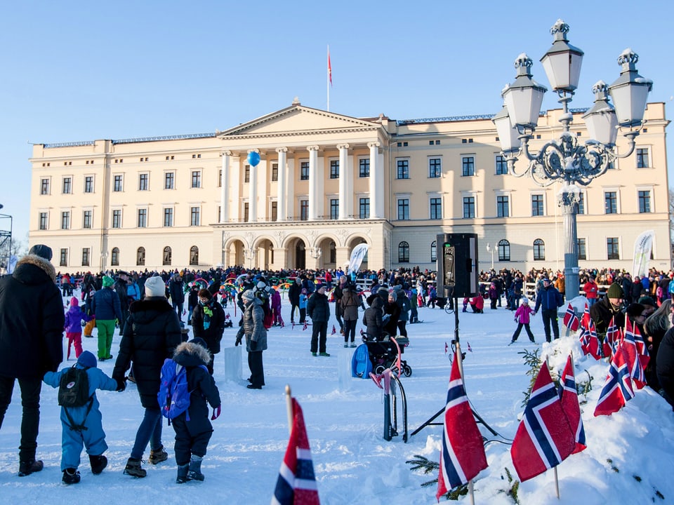 Frontaufnahme des Königspalastes in Oslo.